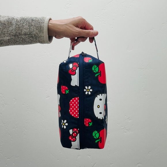 BAGGU x Hello Kitty Apple 🍎 Dopp Kit - Picture 5 of 11